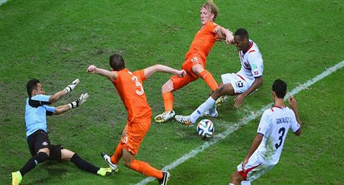 فيديو وصور.. هولندا تتغلب علي الحظ وتقهر عناد كوستاريكا وتصعد لنصف نهائي المونديال